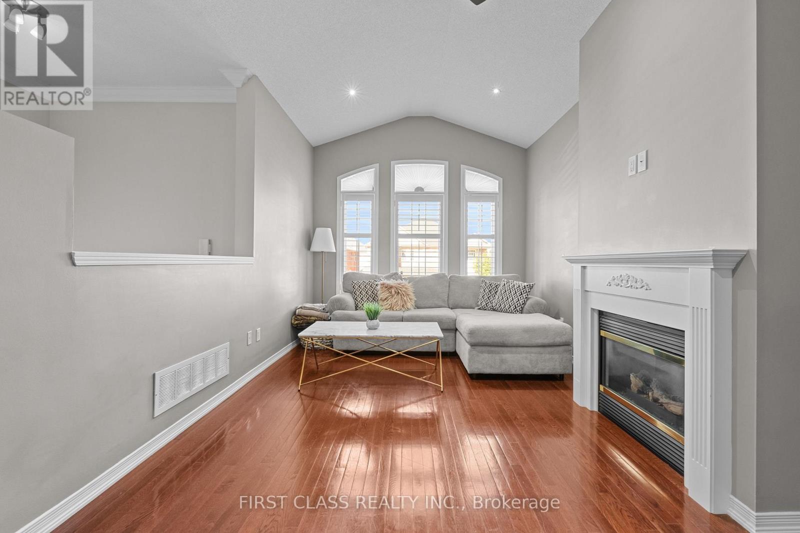 15 Belinda Drive, Brampton (Fletcher's Meadow), Ontario  L7A 2W7 - Photo 5 - W12472916