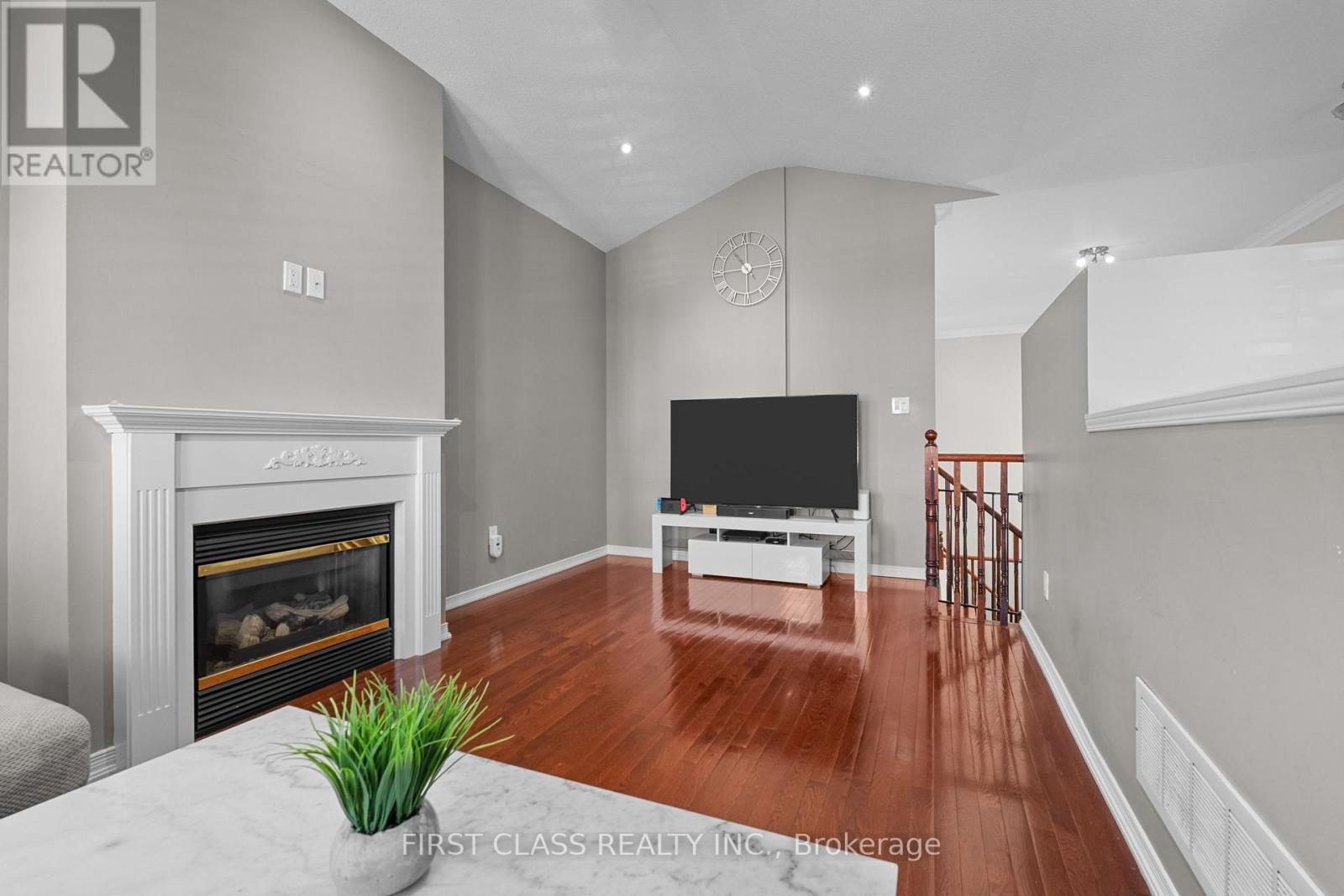 15 Belinda Drive, Brampton (Fletcher's Meadow), Ontario  L7A 2W7 - Photo 6 - W12472916