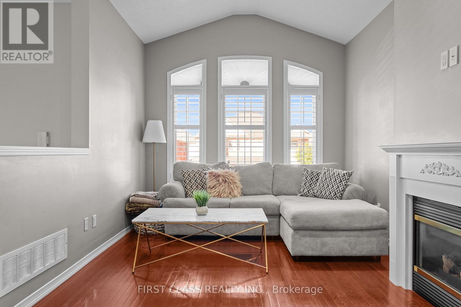 15 Belinda Drive, Brampton (Fletcher's Meadow), Ontario  L7A 2W7 - Photo 7 - W12472916