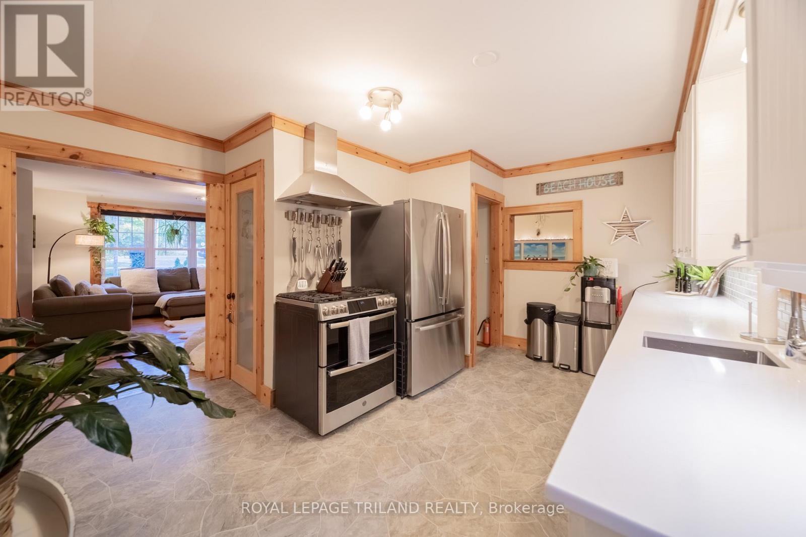 285 Ontario Street S, Lambton Shores, Ontario  N0M 1T0 - Photo 22 - X12472937