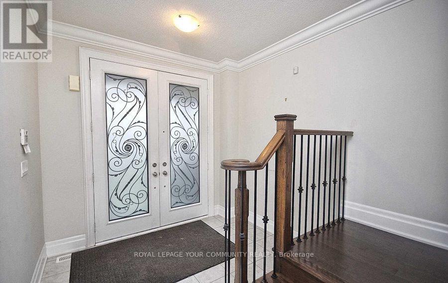 590 Sweetwater Crescent, Newmarket, Ontario  L3X 0H6 - Photo 4 - N12472962