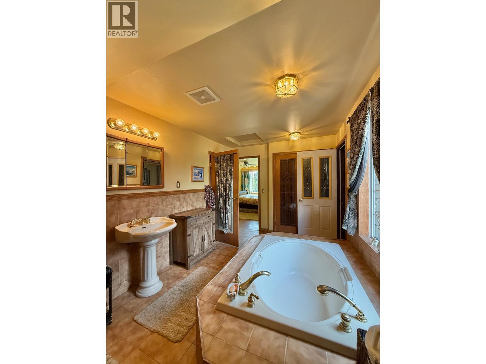 4050 Spokin Lake Road, 150 Mile House, British Columbia  V0K 2G0 - Photo 34 - R3060249