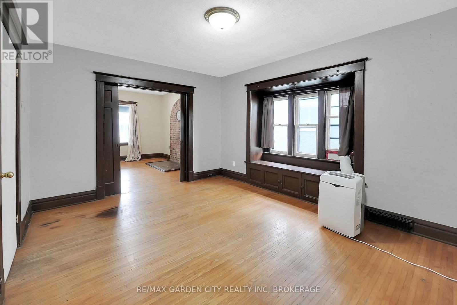 111 Lowell Avenue, St. Catharines, Ontario  L2R 2E3 - Photo 8 - X12472985