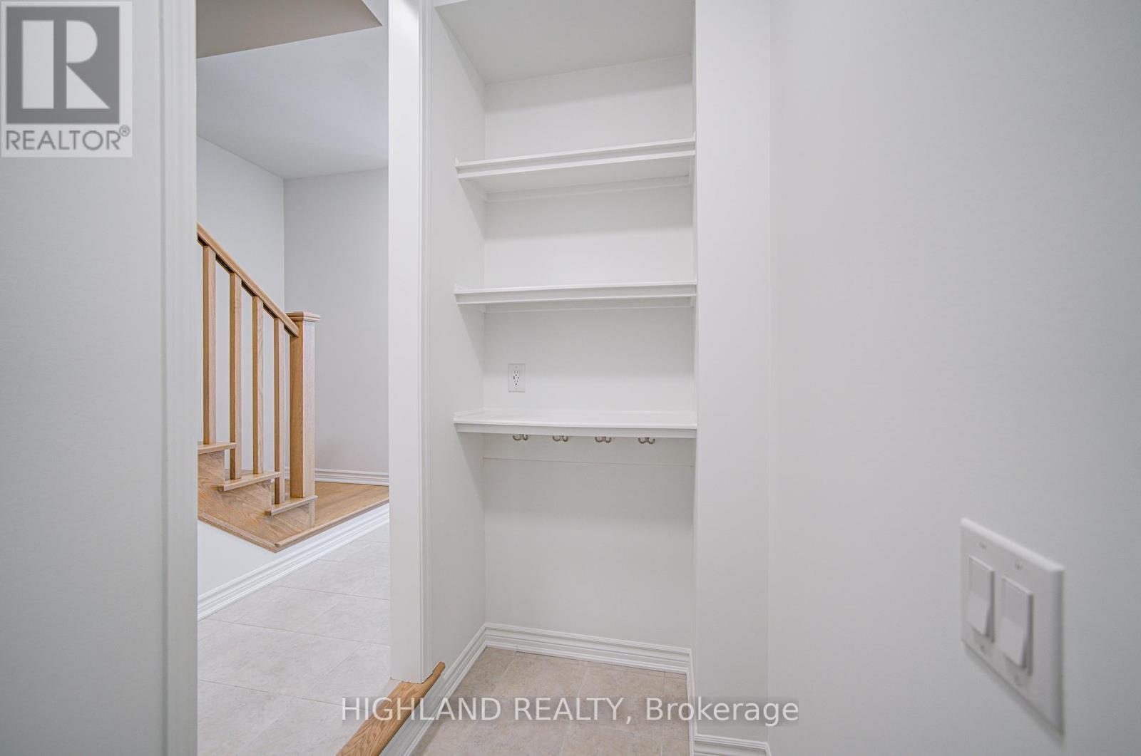 3149 Meadowridge Drive, Oakville, Ontario  L6H 7Z7 - Photo 3 - W12472994