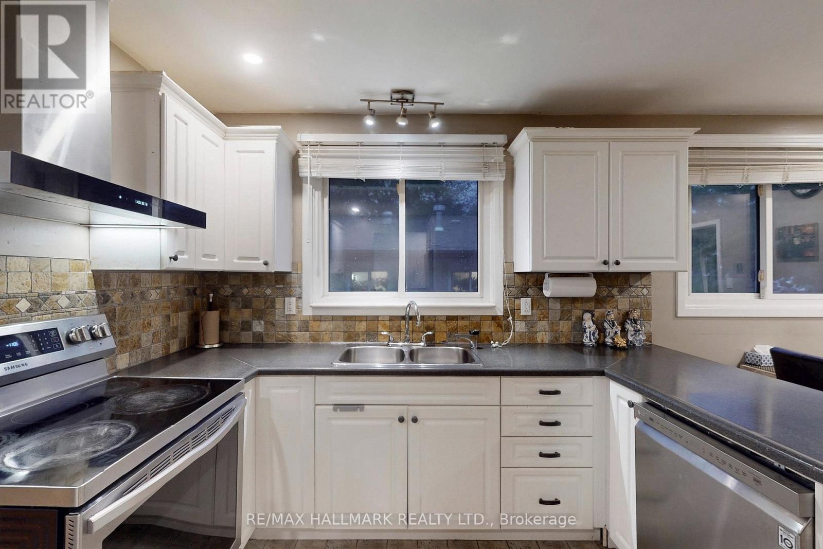 2066 Fontwell Crescent, Mississauga (Clarkson), Ontario  L5J 2G7 - Photo 7 - W12472999