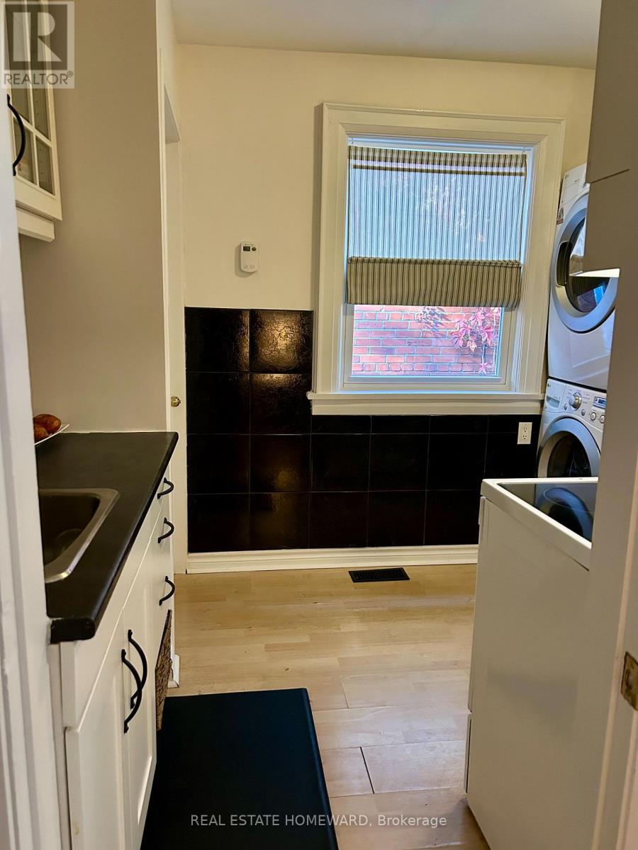 Upper - 450 Scarborough Road, Toronto, Ontario  M4E 3N2 - Photo 15 - E12444848