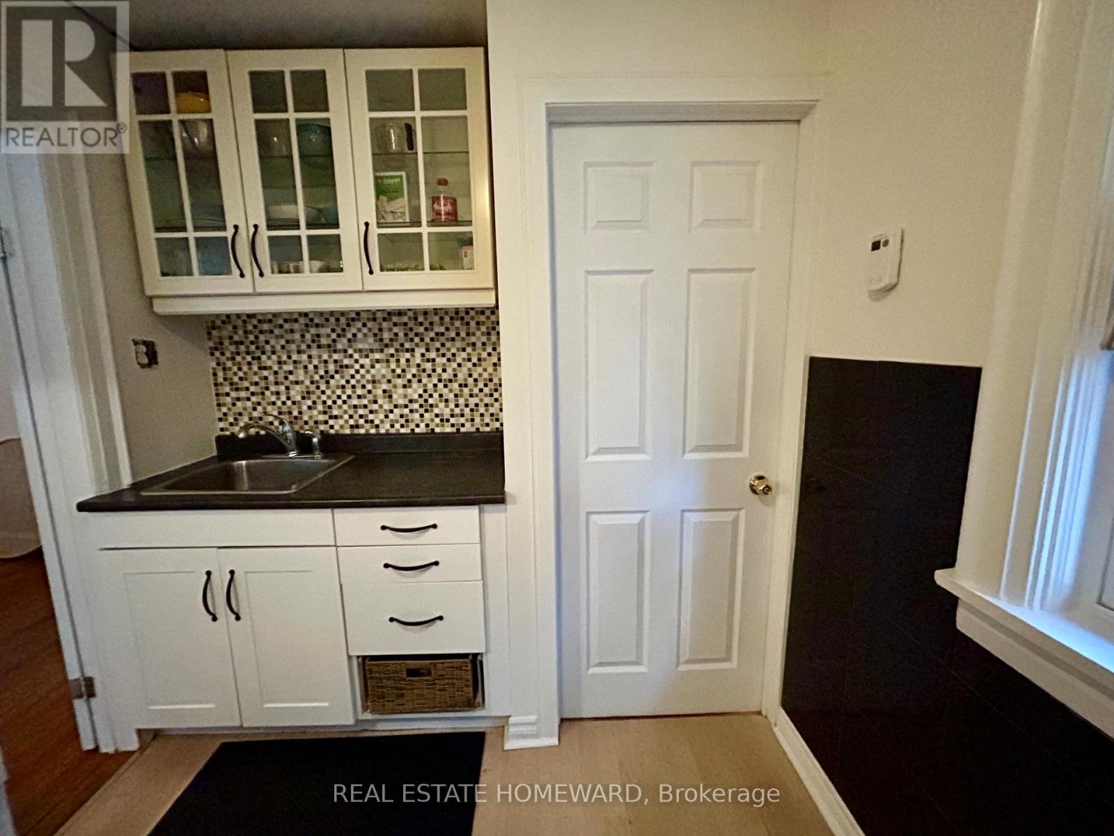 Upper - 450 Scarborough Road, Toronto, Ontario  M4E 3N2 - Photo 14 - E12444848