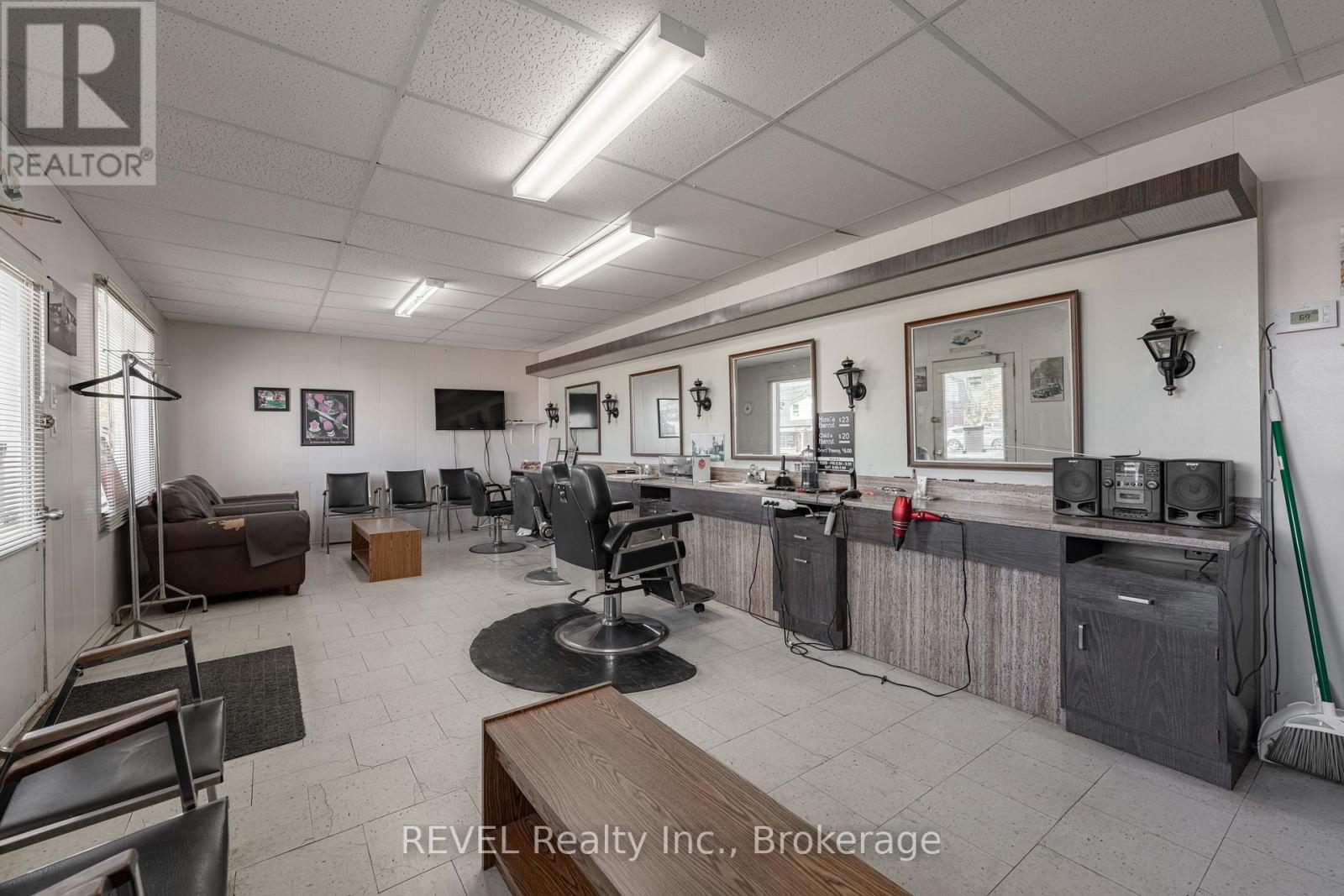 69 Hartzel Road, St. Catharines, Ontario  L2P 1M6 - Photo 5 - X12473055