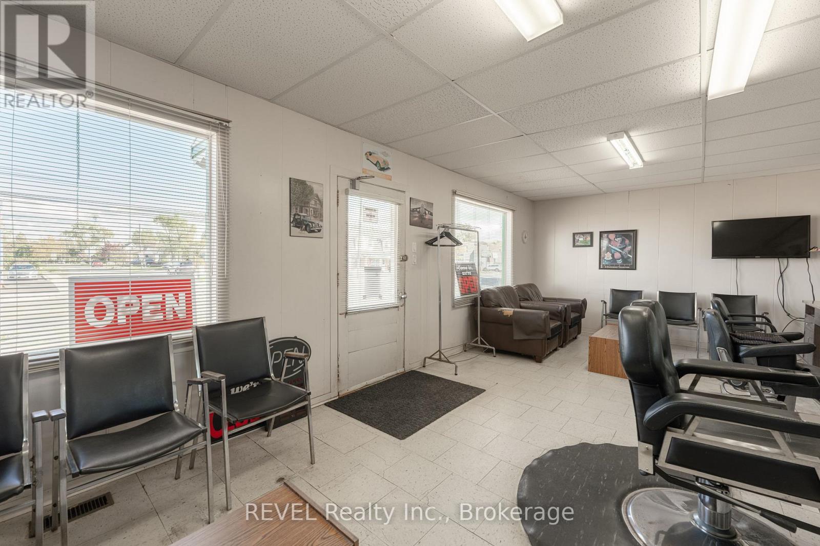 69 Hartzel Road, St. Catharines, Ontario  L2P 1M6 - Photo 8 - X12473055