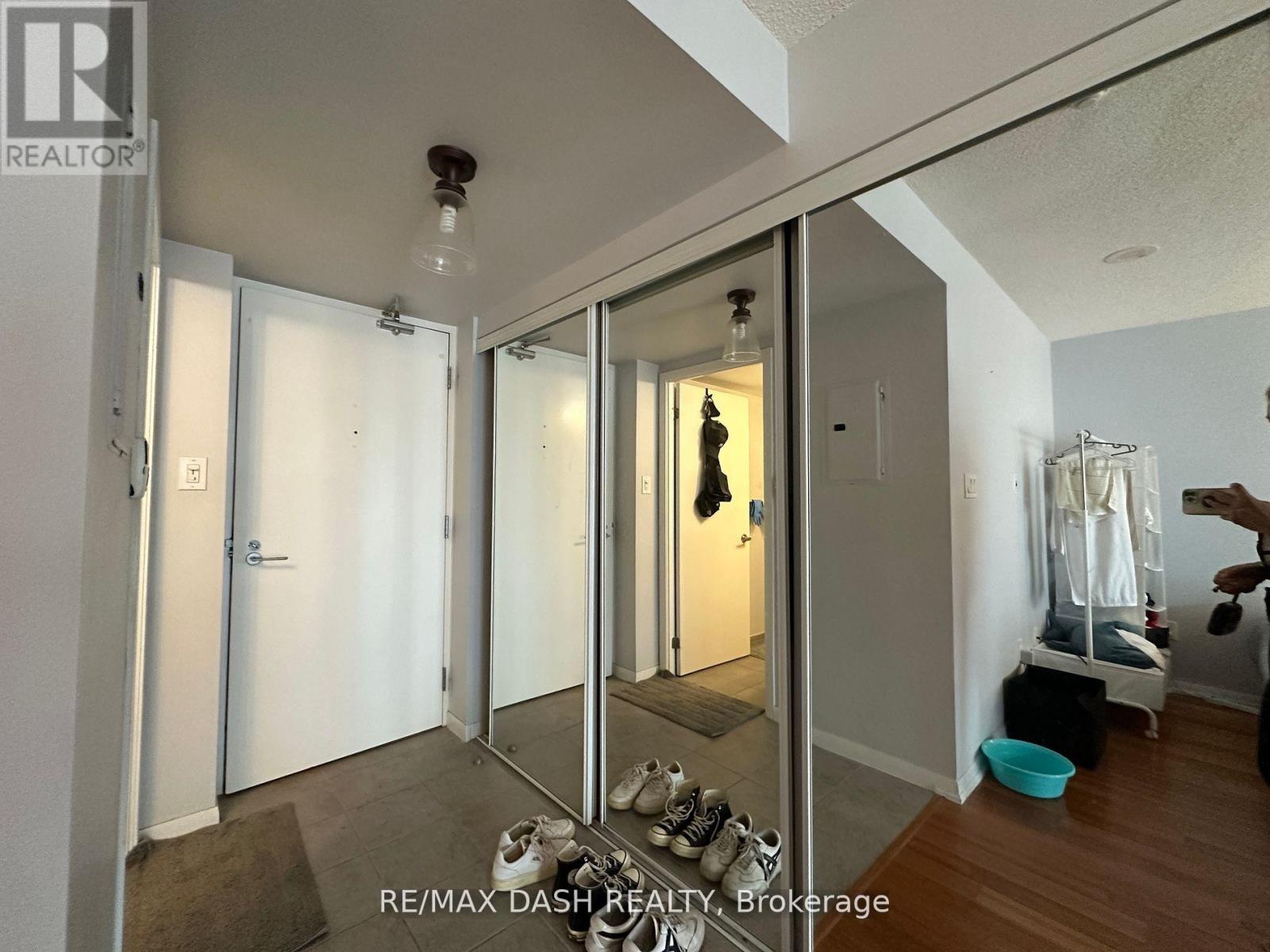 705 - 38 Grenville Street, Toronto (Bay Street Corridor), Ontario  M4Y 3G5 - Photo 7 - C12473062
