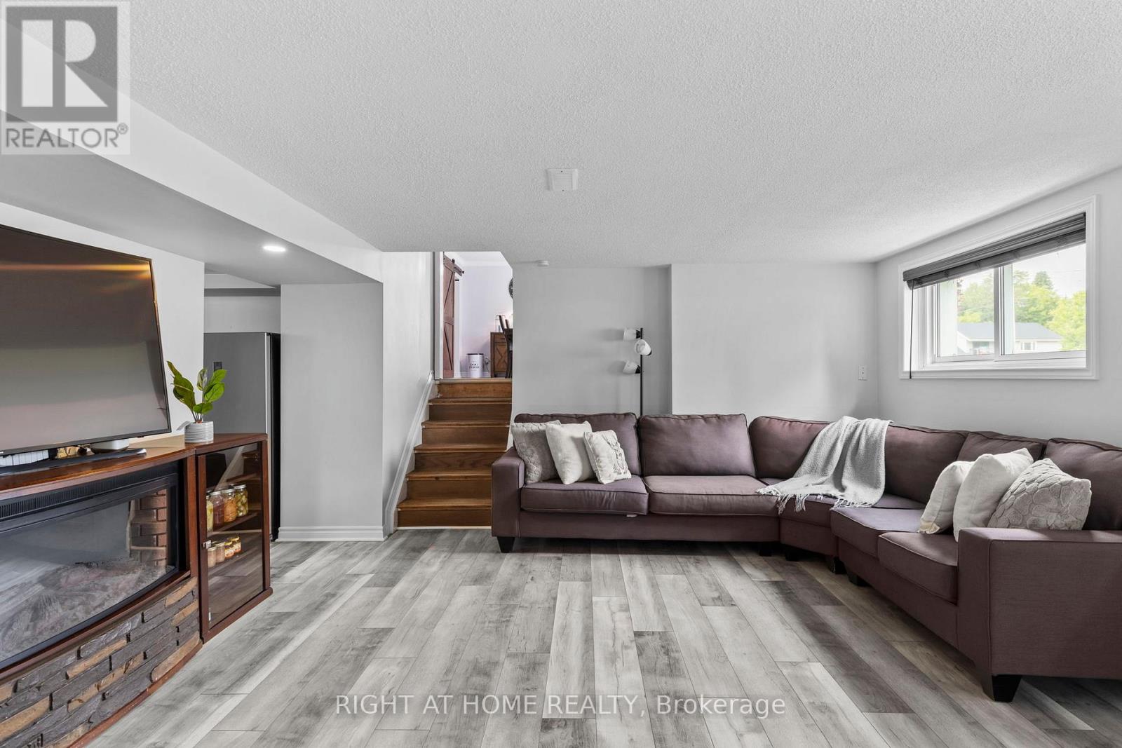 124 Sydenham Street, Essa, Ontario  L0M 1B0 - Photo 17 - N12473043