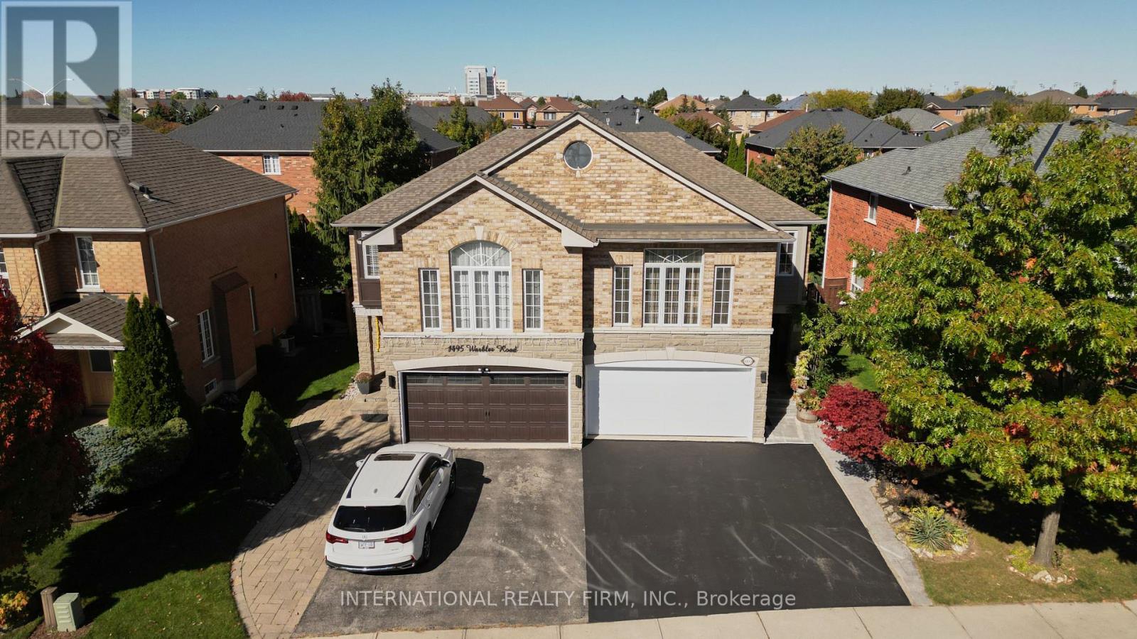 1493 Warbler Road, Oakville, Ontario  L6M 4B1 - Photo 2 - W12473023
