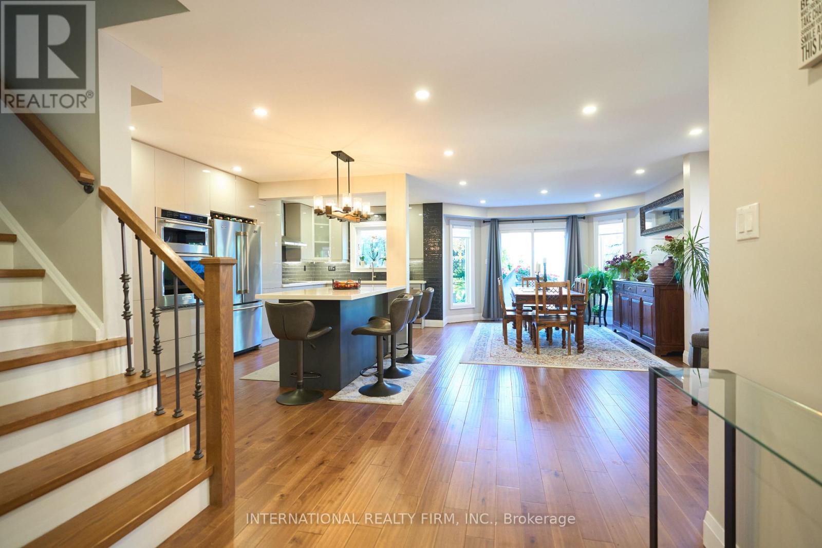 1493 Warbler Road, Oakville, Ontario  L6M 4B1 - Photo 3 - W12473023