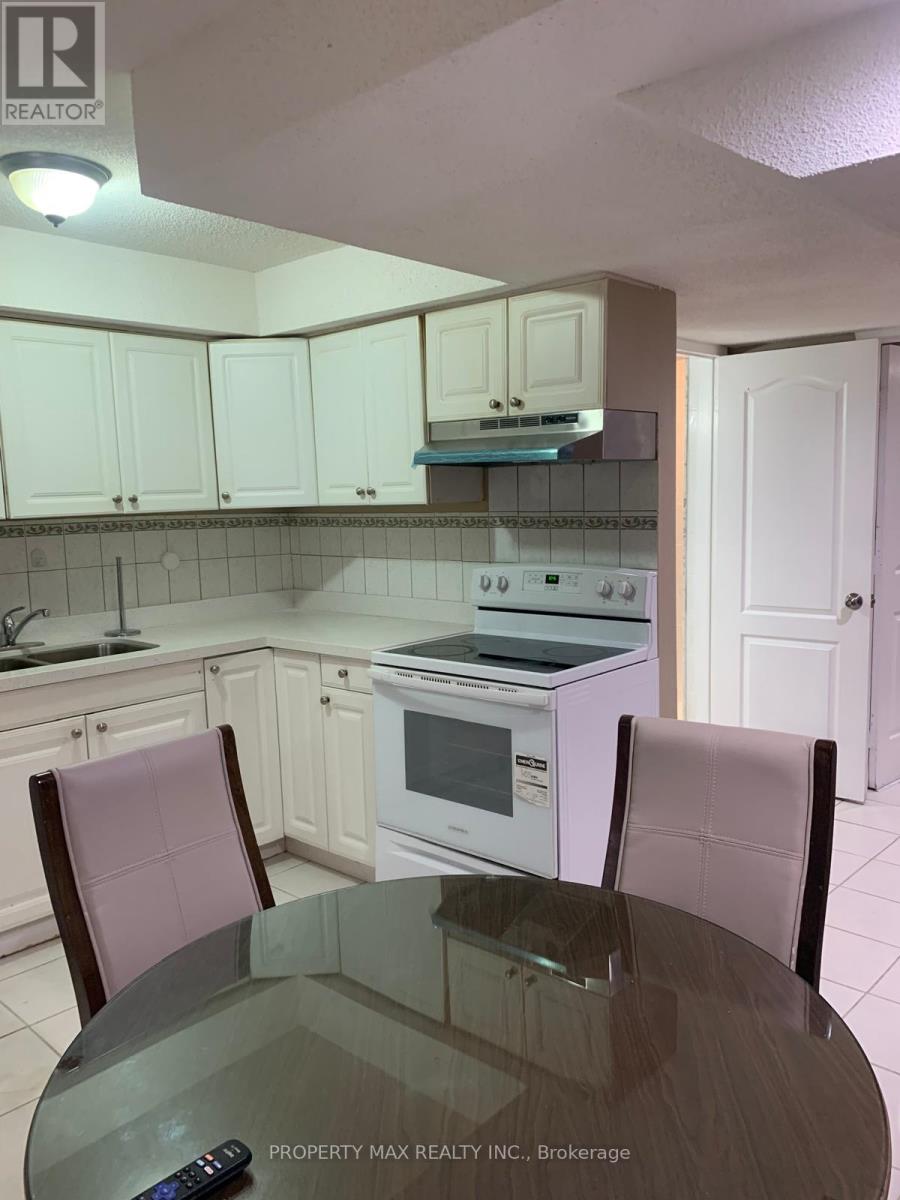 Bsmt - 24 White Tail Crescent, Brampton, Ontario  L6Y 5C3 - Photo 2 - W12473061