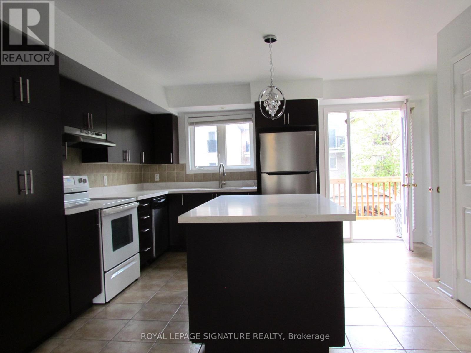 69 - 3056 Eglinton Avenue W, Mississauga, Ontario  L5M 8E4 - Photo 3 - W12471129