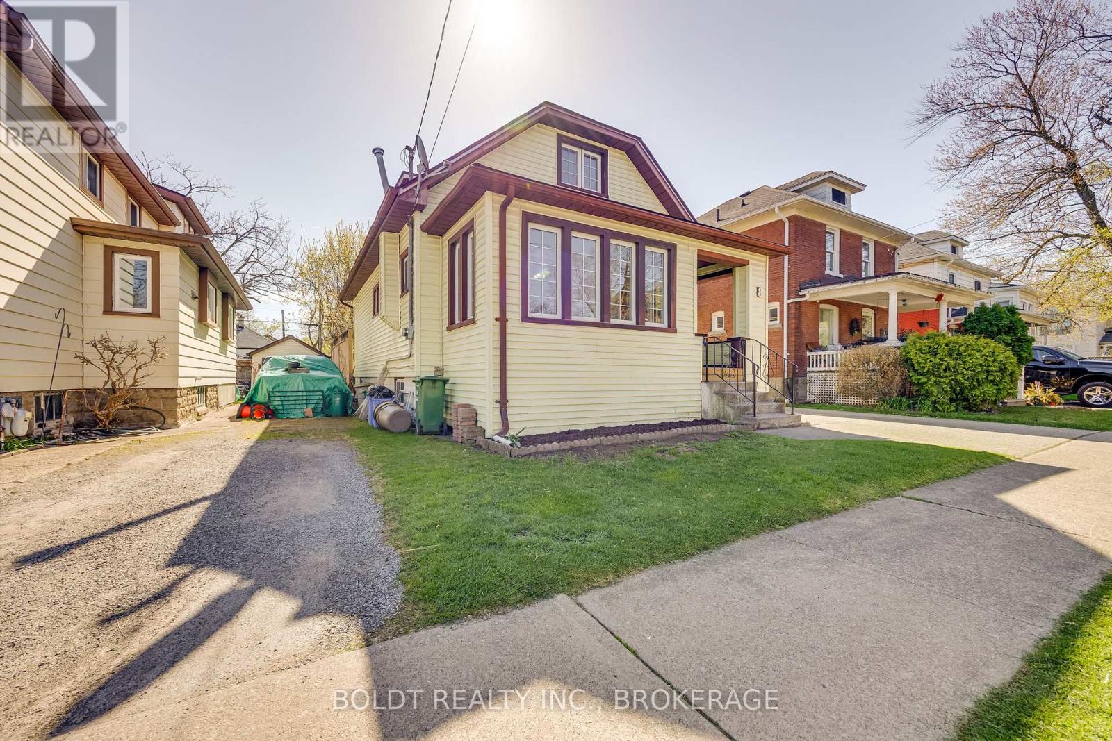 8 Chelsea Street, St. Catharines, Ontario  L2P 3B8 - Photo 5 - X12473087
