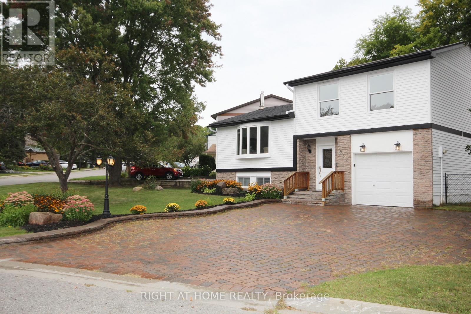 832 Boronia Crescent, Newmarket, Ontario  L3Y 5J9 - Photo 2 - N12473076