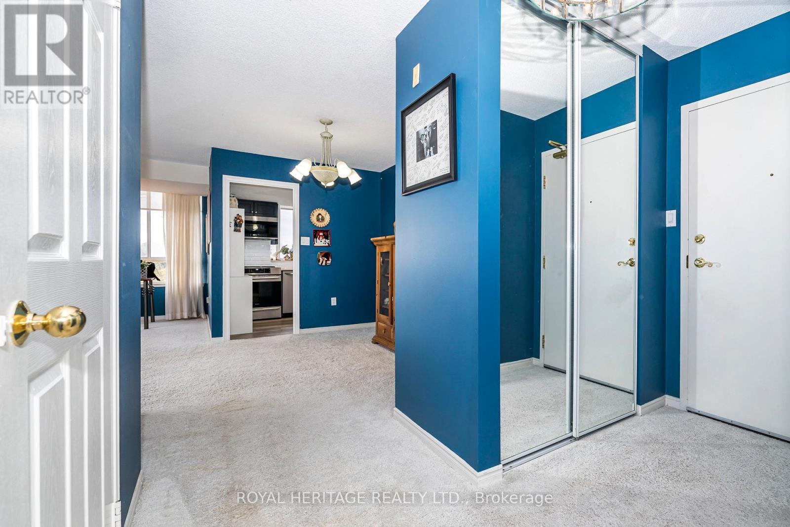 809 - 270 Davis Drive, Newmarket, Ontario  L3Y 8K2 - Photo 3 - N12473082