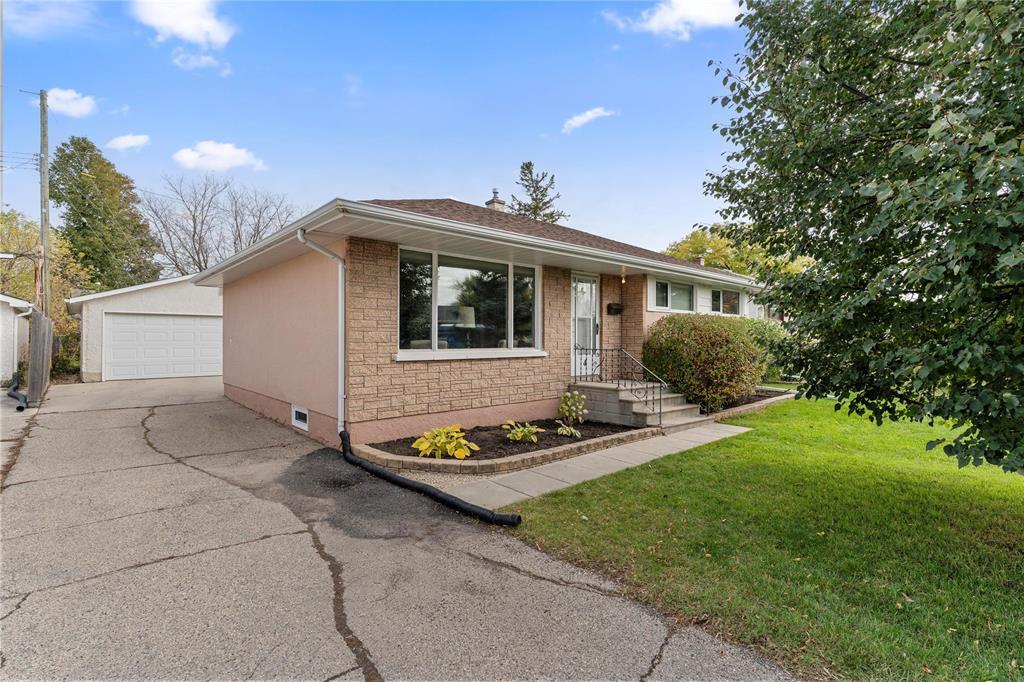 4 Vincent Massey Boulevard, Winnipeg, Manitoba  R2J 2A9 - Photo 2 - 202526674