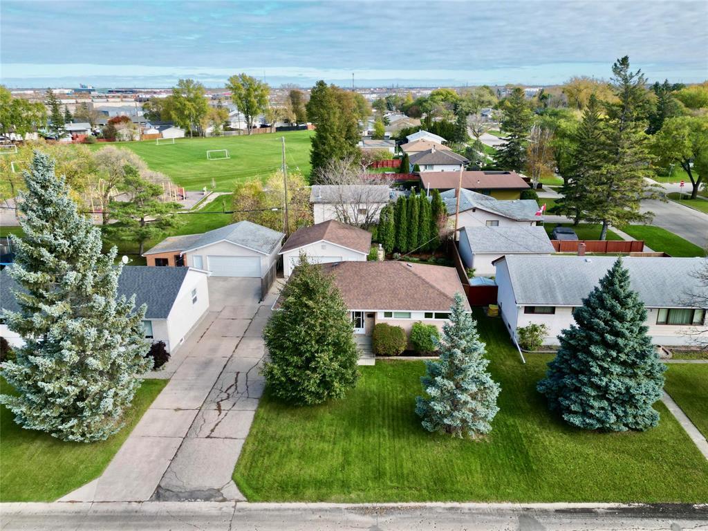 4 Vincent Massey Boulevard, Winnipeg, Manitoba  R2J 2A9 - Photo 3 - 202526674