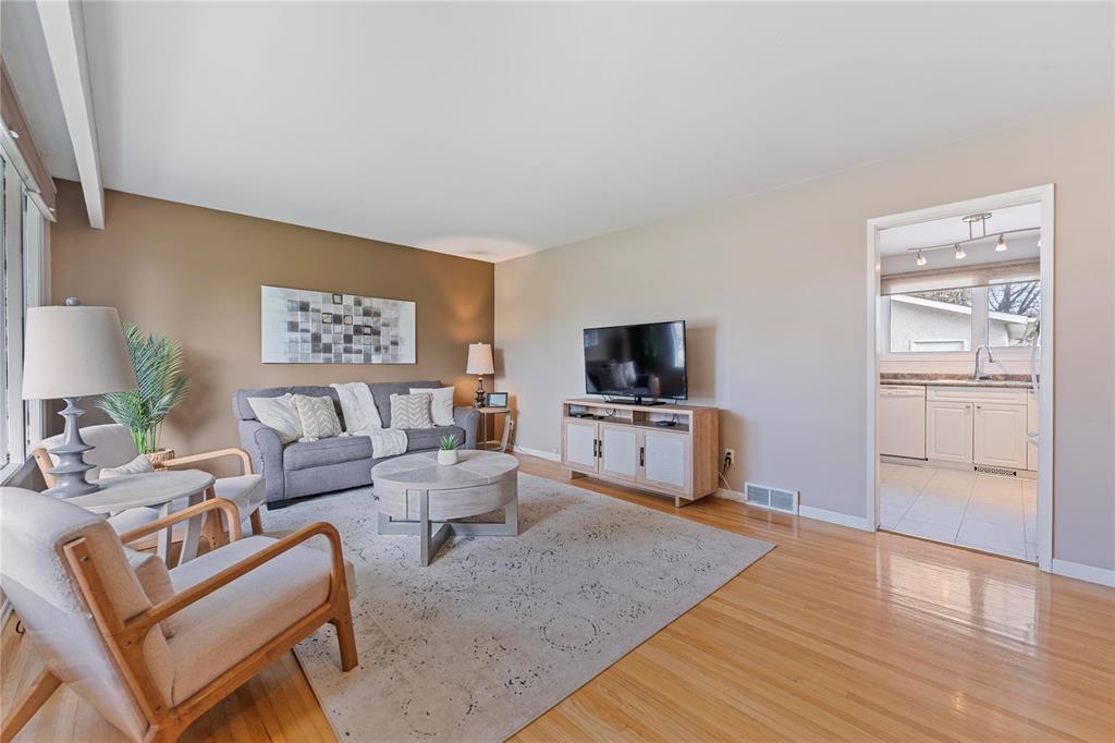 4 Vincent Massey Boulevard, Winnipeg, Manitoba  R2J 2A9 - Photo 6 - 202526674