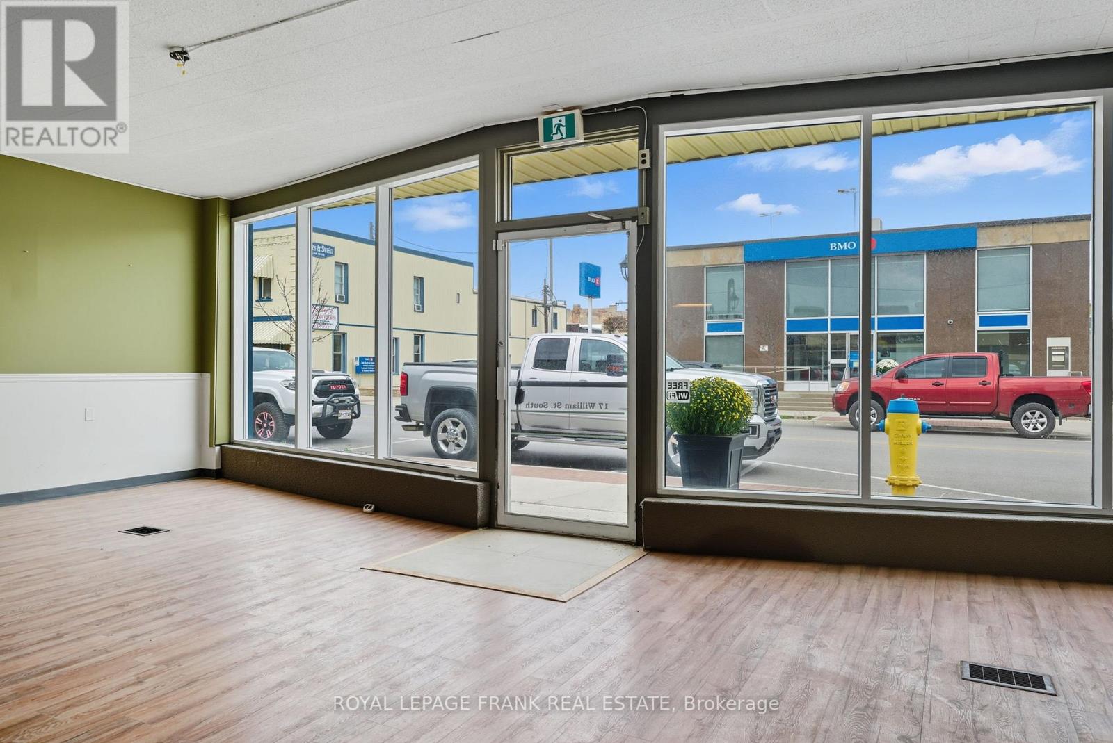 15-17 William Street S, Kawartha Lakes, Ontario  K9V 3A3 - Photo 7 - X12473115