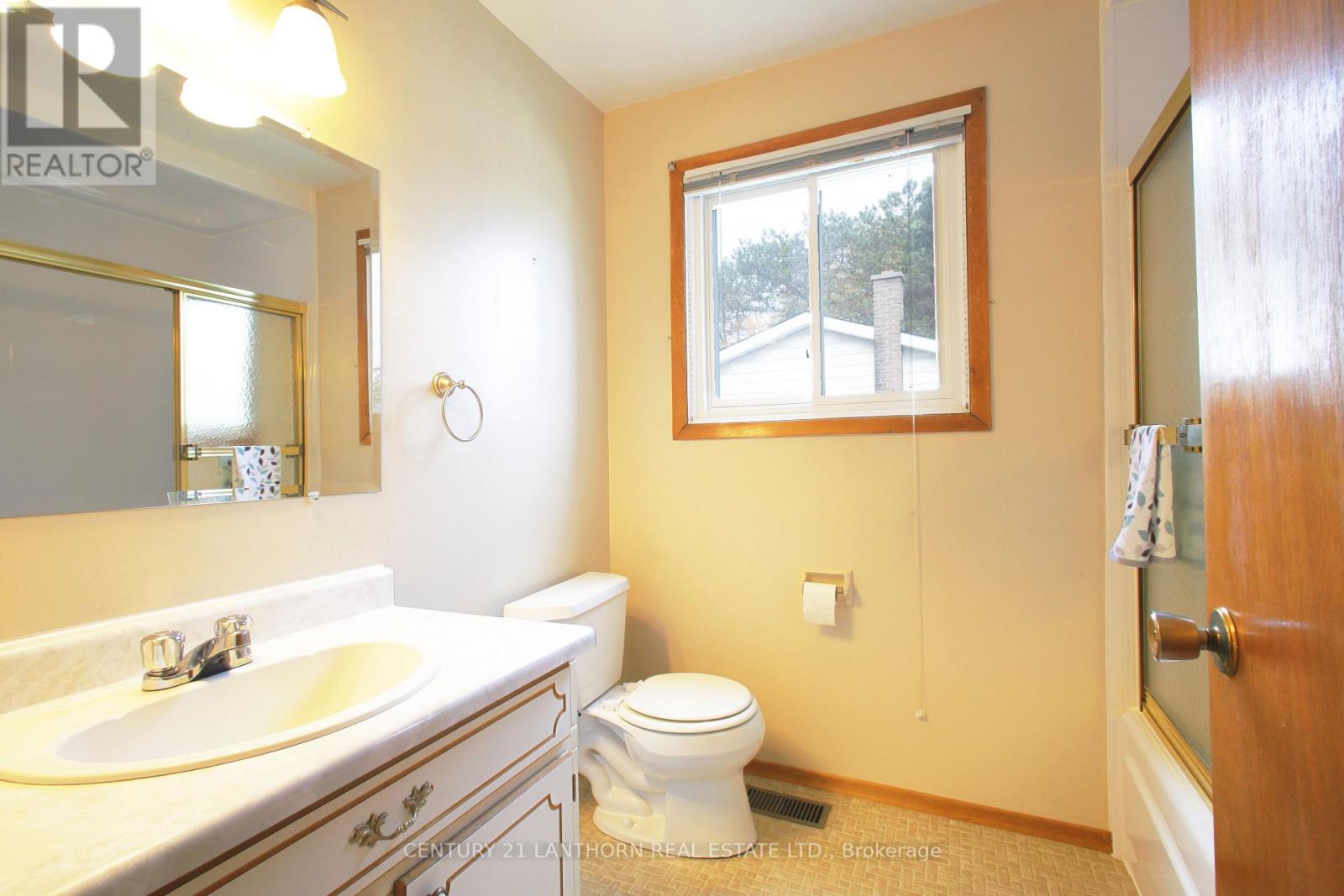 394 Montrose Road, Quinte West, Ontario  K8R 1A9 - Photo 11 - X12473159