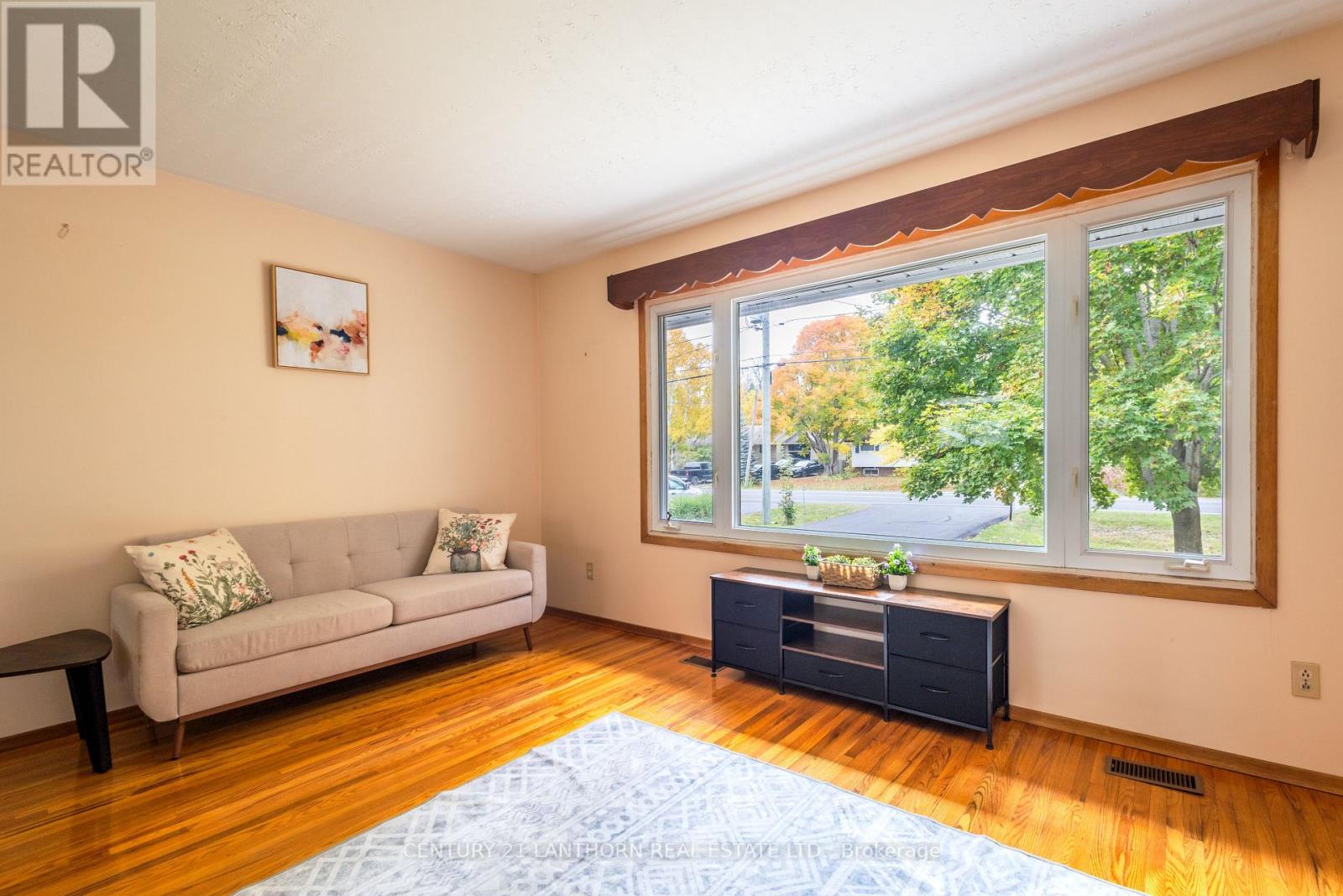 394 Montrose Road, Quinte West, Ontario  K8R 1A9 - Photo 3 - X12473159