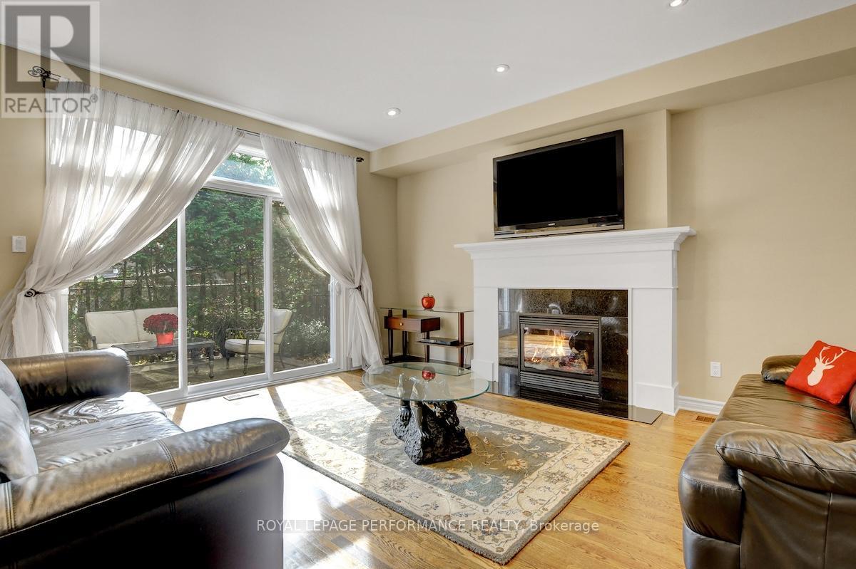 318 Iona Street, Ottawa, Ontario  K1Z 7B9 - Photo 10 - X12473121