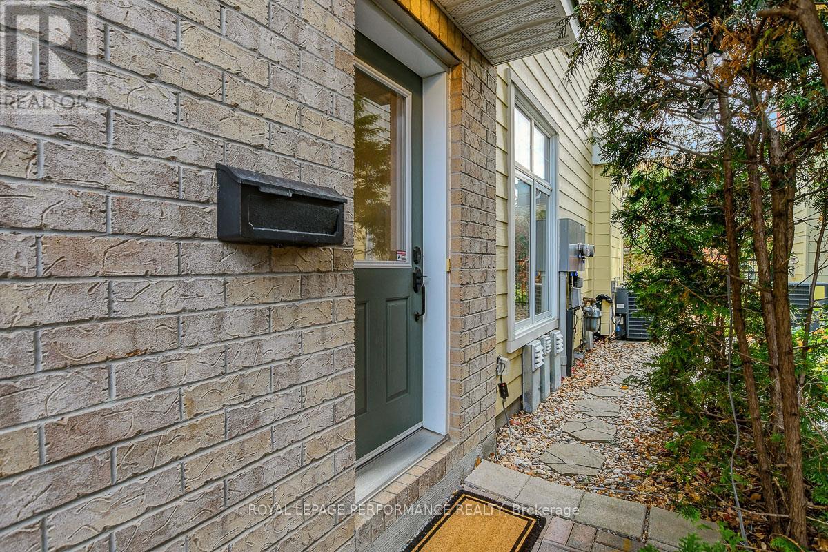 318 Iona Street, Ottawa, Ontario  K1Z 7B9 - Photo 2 - X12473121