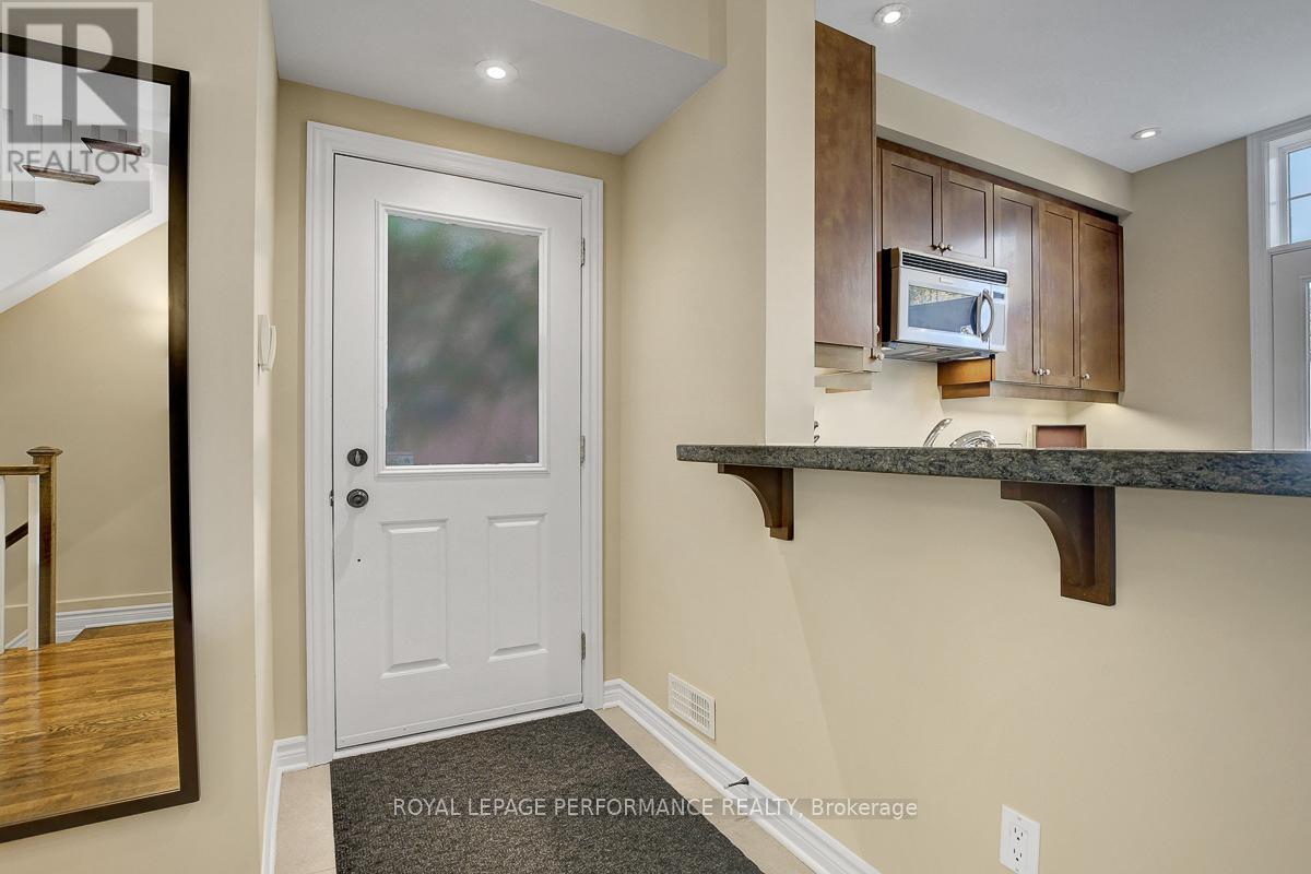 318 Iona Street, Ottawa, Ontario  K1Z 7B9 - Photo 3 - X12473121