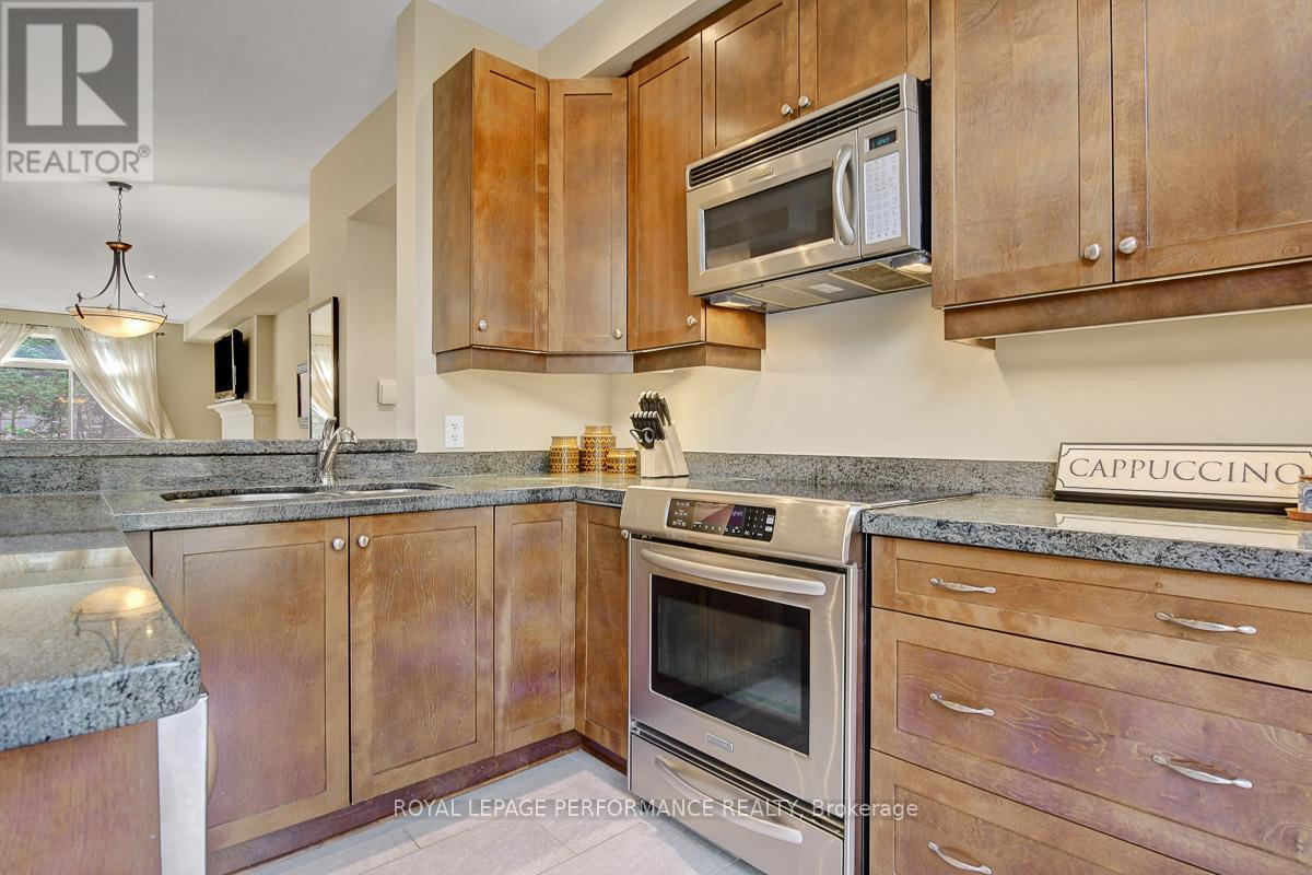 318 Iona Street, Ottawa, Ontario  K1Z 7B9 - Photo 5 - X12473121