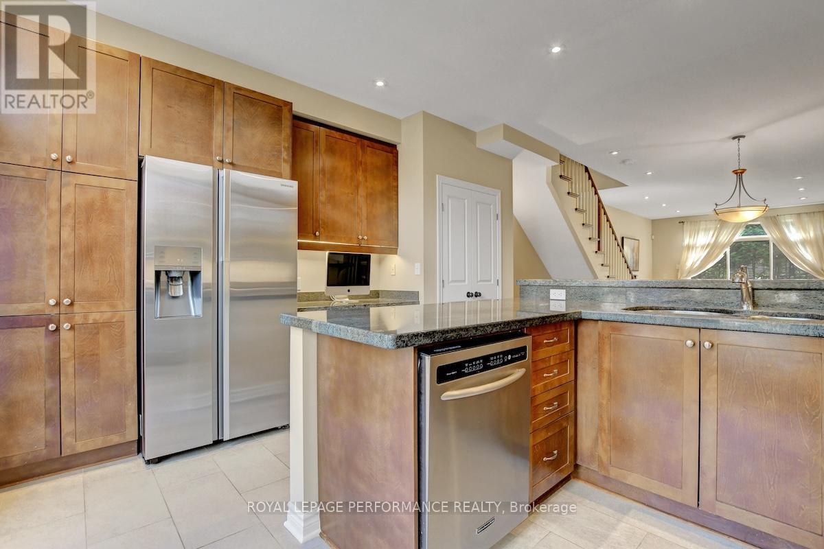 318 Iona Street, Ottawa, Ontario  K1Z 7B9 - Photo 6 - X12473121