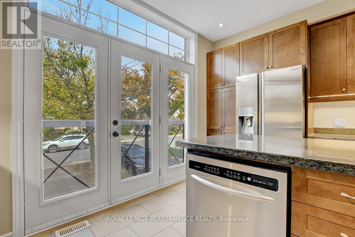 318 Iona Street, Ottawa, Ontario  K1Z 7B9 - Photo 7 - X12473121