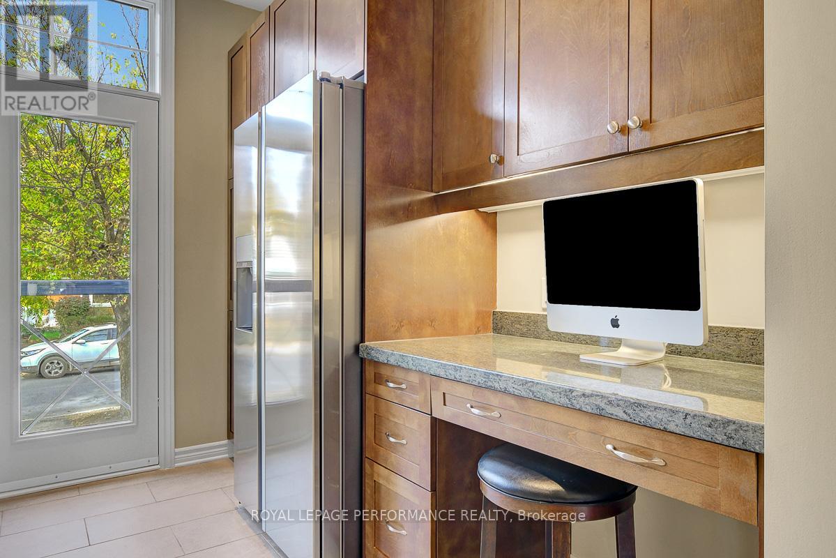 318 Iona Street, Ottawa, Ontario  K1Z 7B9 - Photo 8 - X12473121