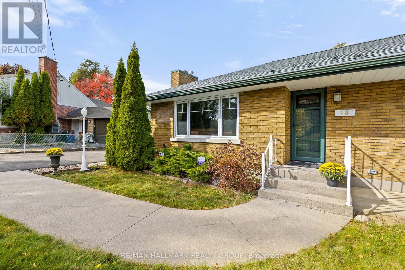 18 Kerry Crescent, Ottawa, Ontario  K2E 5V6 - Photo 2 - X12473157
