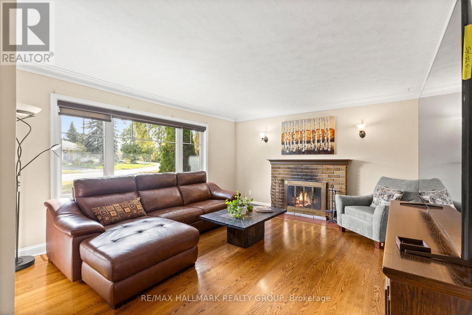 18 Kerry Crescent, Ottawa, Ontario  K2E 5V6 - Photo 4 - X12473157