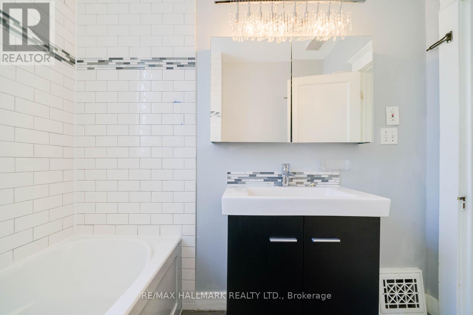 169 Balsam Avenue, Toronto, Ontario  M4E 3C2 - Photo 21 - E12473148