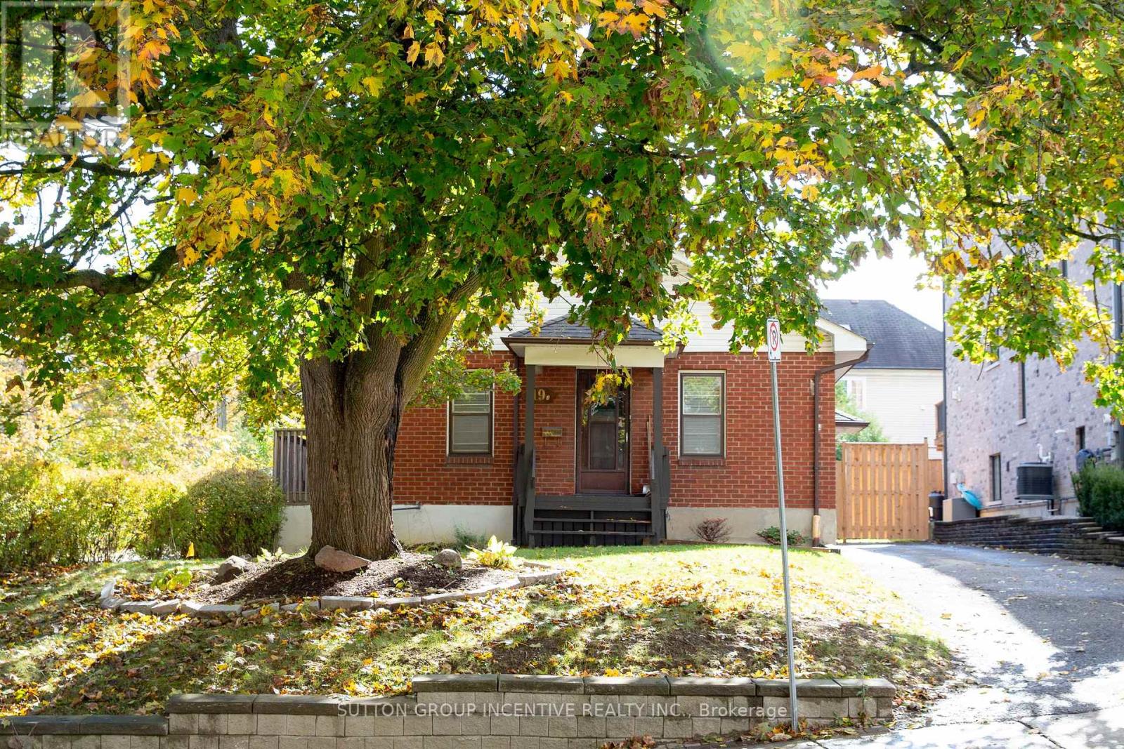 19 KENNEDY STREET E, Aurora, Ontario