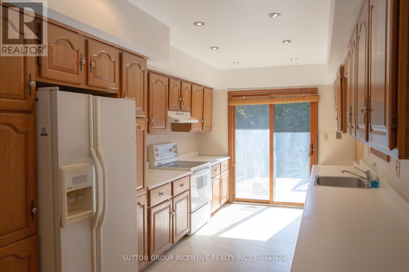 19 Kennedy Street E, Aurora, Ontario  L4G 1B9 - Photo 3 - N12473113