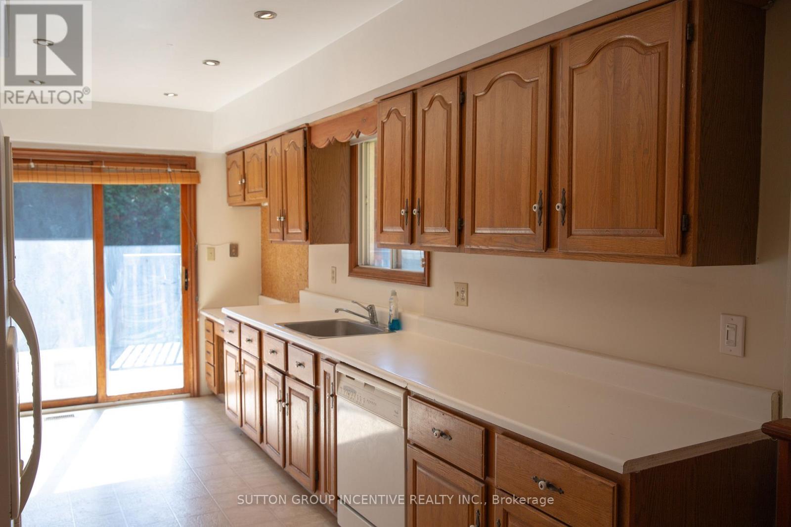 19 Kennedy Street E, Aurora, Ontario  L4G 1B9 - Photo 4 - N12473113