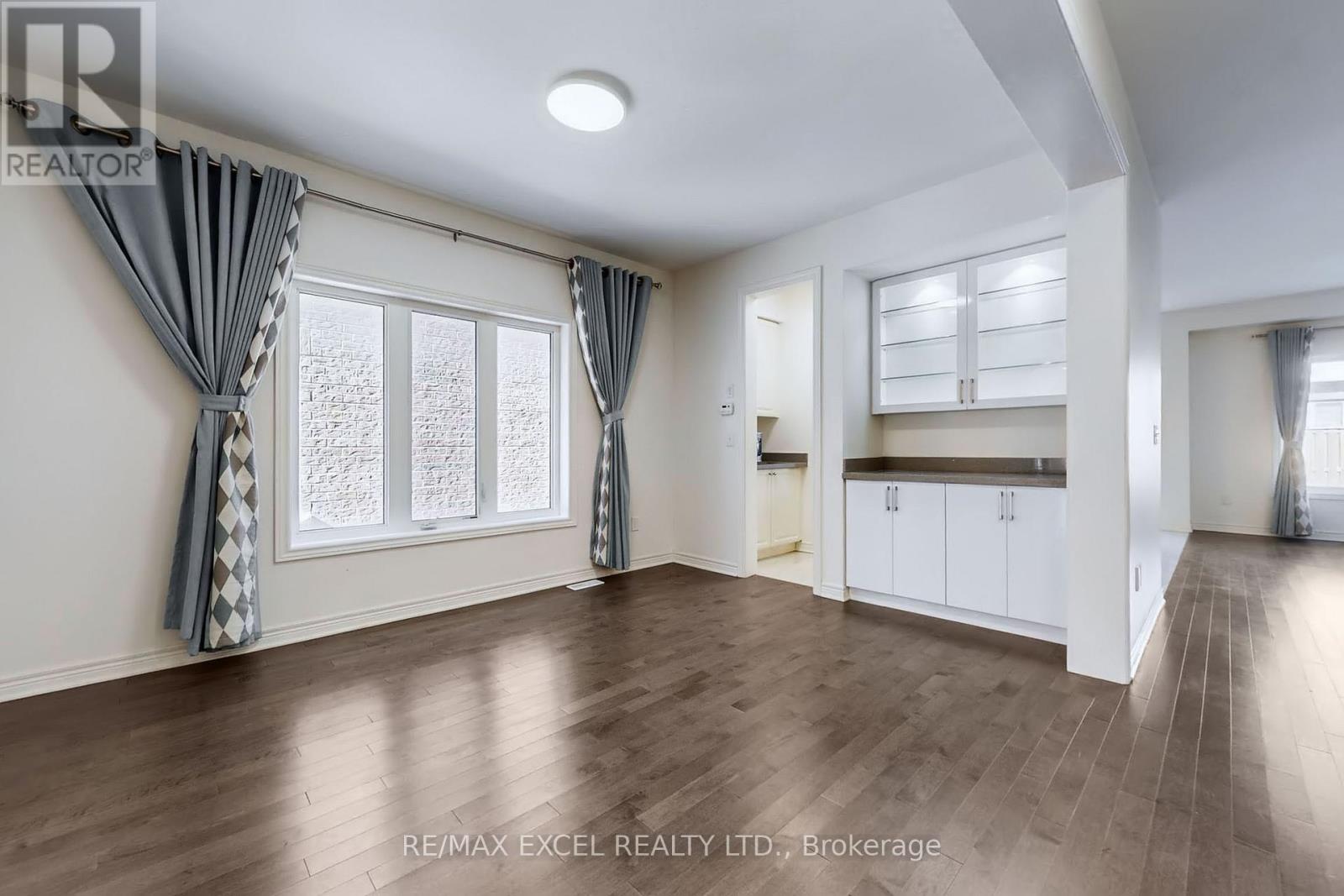 6 Kavanagh Avenue, East Gwillimbury, Ontario  L0G 1V0 - Photo 4 - N12472884