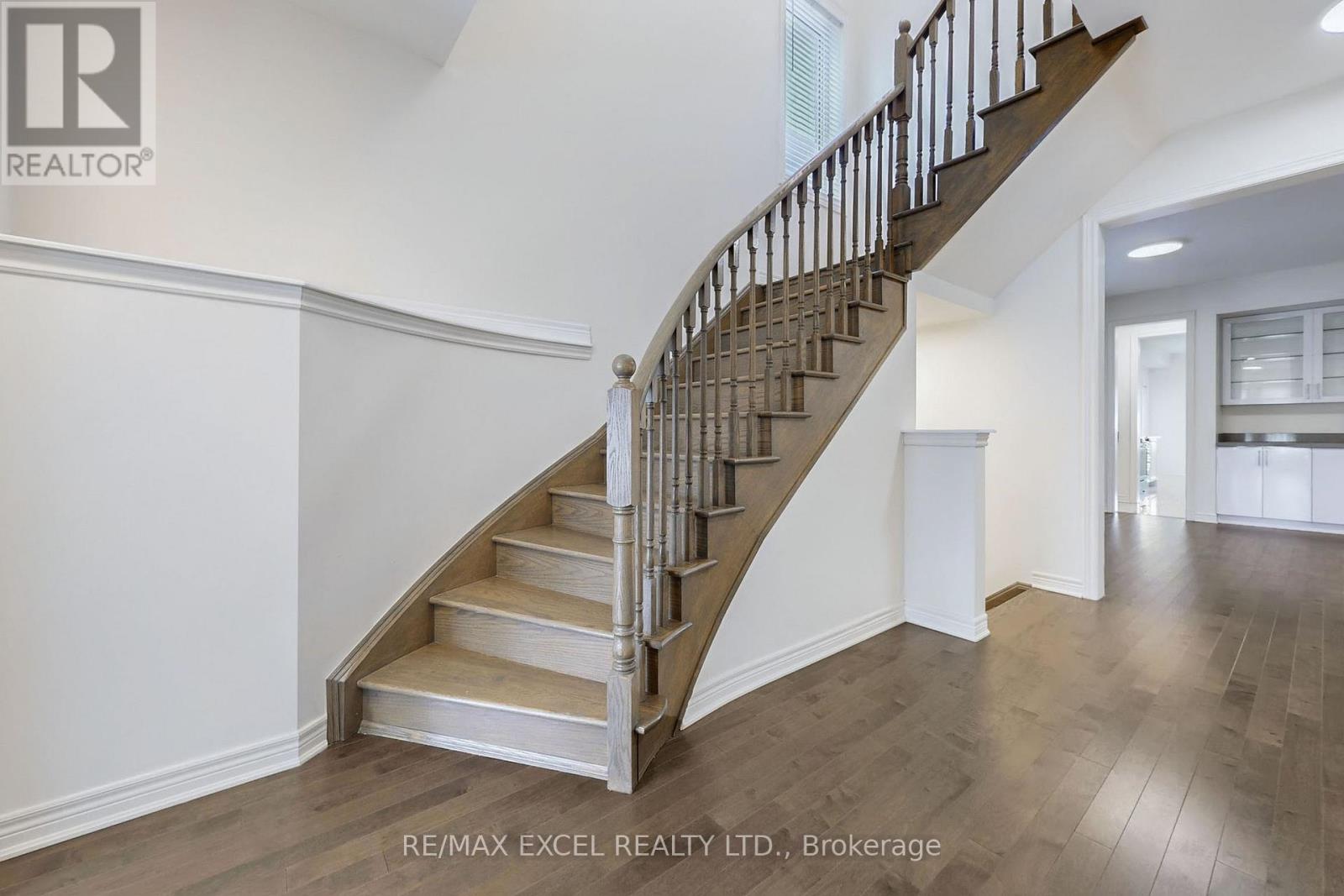 6 Kavanagh Avenue, East Gwillimbury, Ontario  L0G 1V0 - Photo 3 - N12472884