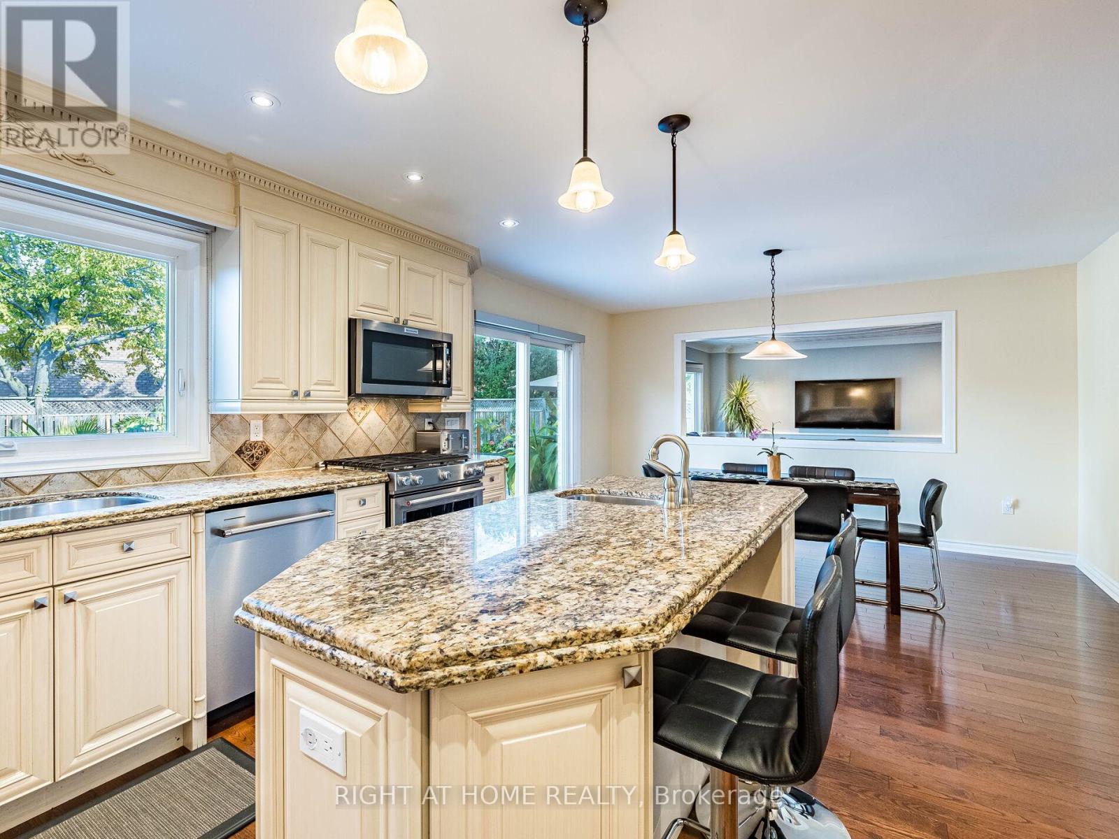 1477 Ballantrae Drive, Mississauga, Ontario  L5M 3N6 - Photo 12 - W12473140