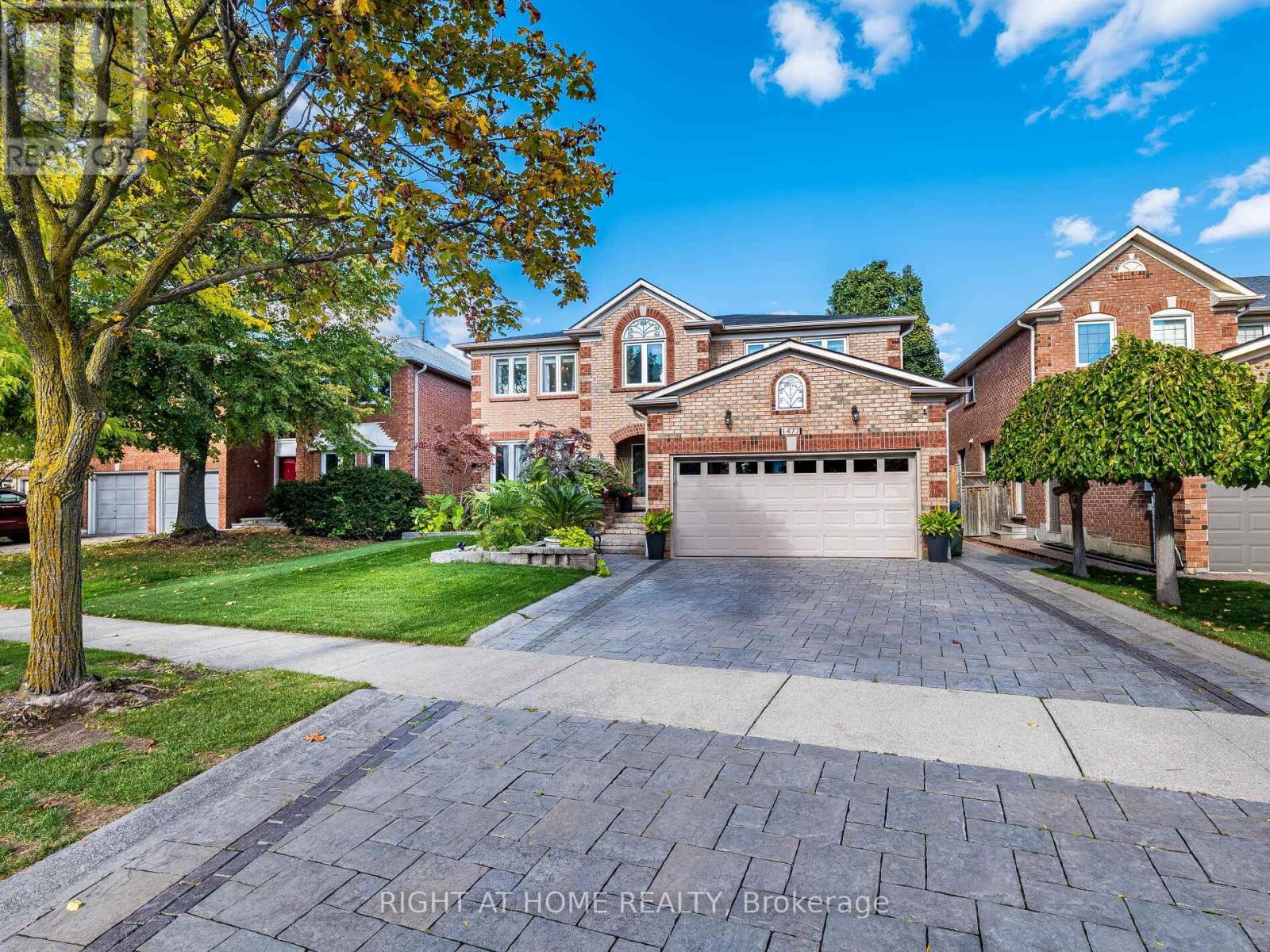 1477 Ballantrae Drive, Mississauga, Ontario  L5M 3N6 - Photo 2 - W12473140