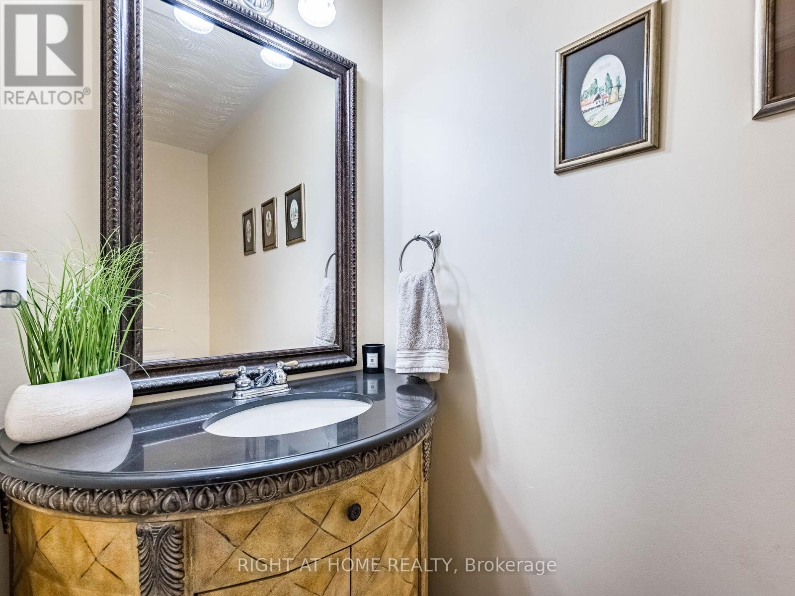 1477 Ballantrae Drive, Mississauga, Ontario  L5M 3N6 - Photo 21 - W12473140