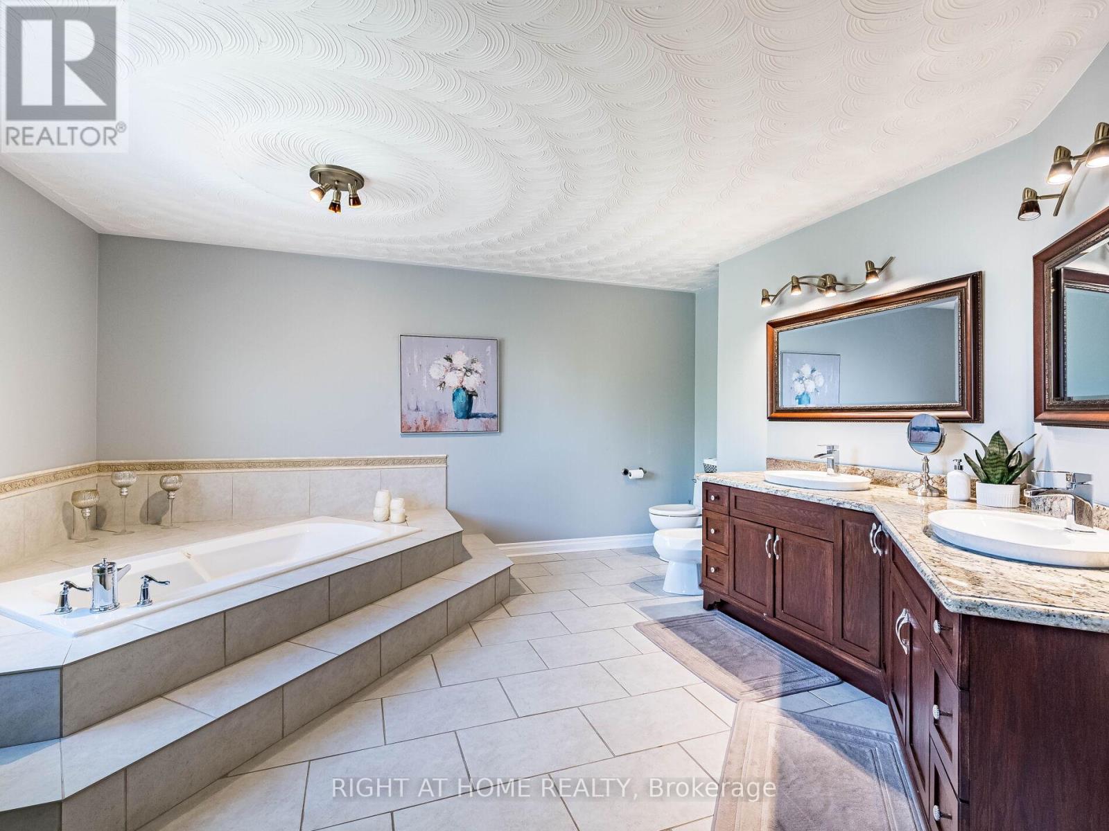 1477 Ballantrae Drive, Mississauga, Ontario  L5M 3N6 - Photo 26 - W12473140