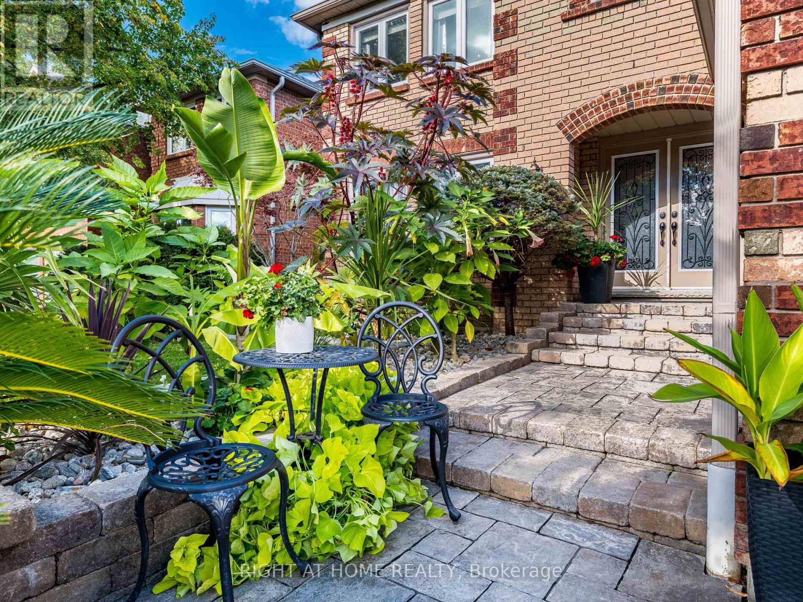 1477 Ballantrae Drive, Mississauga, Ontario  L5M 3N6 - Photo 3 - W12473140