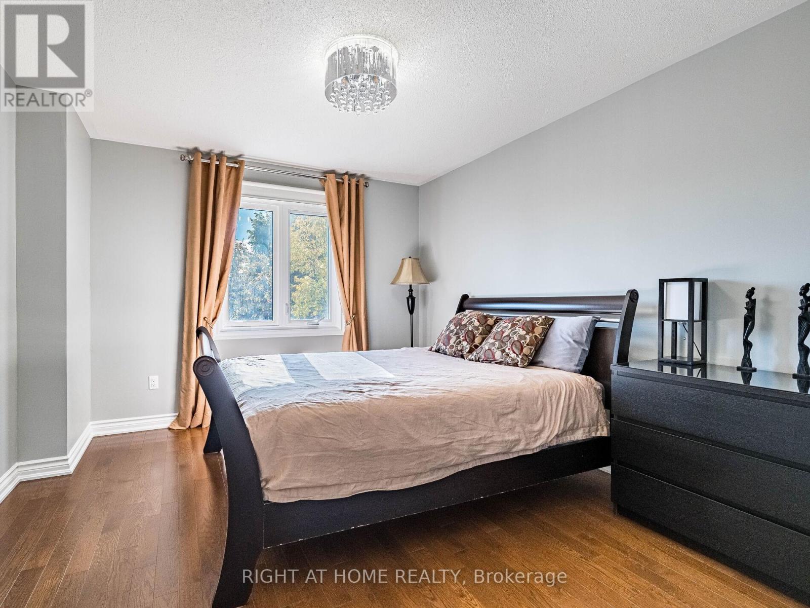 1477 Ballantrae Drive, Mississauga, Ontario  L5M 3N6 - Photo 31 - W12473140