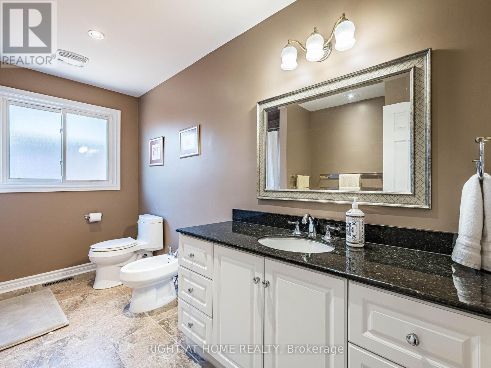 1477 Ballantrae Drive, Mississauga, Ontario  L5M 3N6 - Photo 32 - W12473140